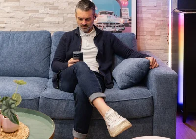 Espace détente avec canapé et fauteuil